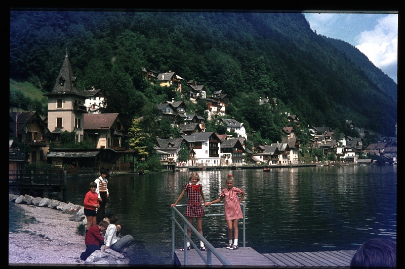 01.Hallstattersee jul 1972 Brigitte,Marion.JPG